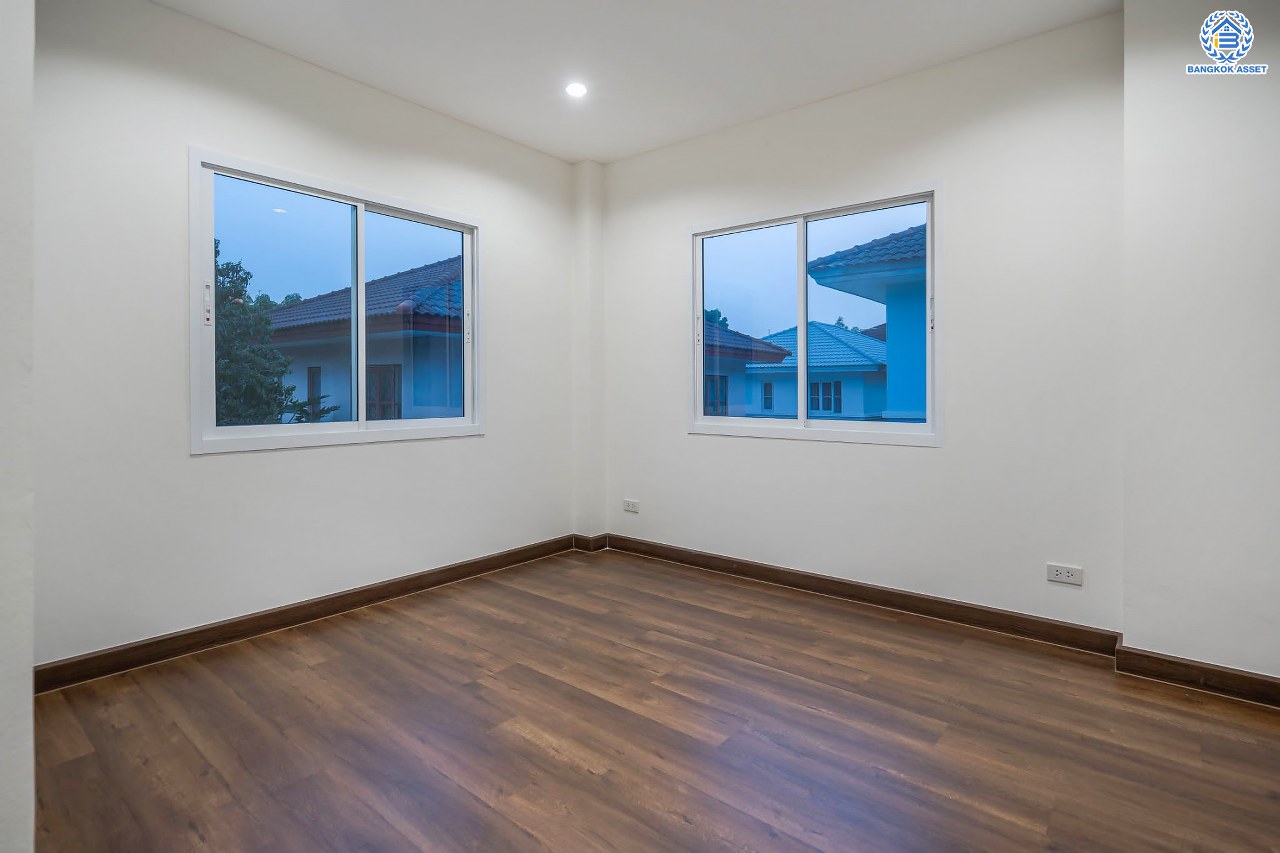 บ้านมือสองตกแต่งใหม่ แบรนด์ LH โครงการ ชัยพฤกษ์ วัดลาดปลาดุก ตอบโจทย์ทุกการอยู่อาศัย เนื้อที่ 60 ตร.ว. พื้นที่ใช้สอยมากถึง 198.96 ตร.ม. ฟังก์ชัน 3 ห้องนอน 3 ห้องน้ำ จอดรถได้ 2 คัน บนทำเลดีที่สุด! ใกล้เซ็นทรัลเวสต์เกต ทางด่วน "กาญจนาภิเษก" และรถไฟฟ้าสายสีม่วง "สถานีคลองบางไผ่"